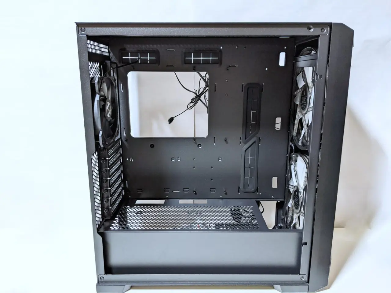 LANCOOL-215X-Review03