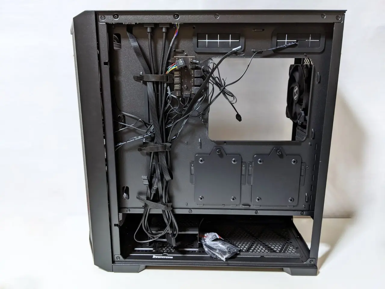 LANCOOL-215X-Review11