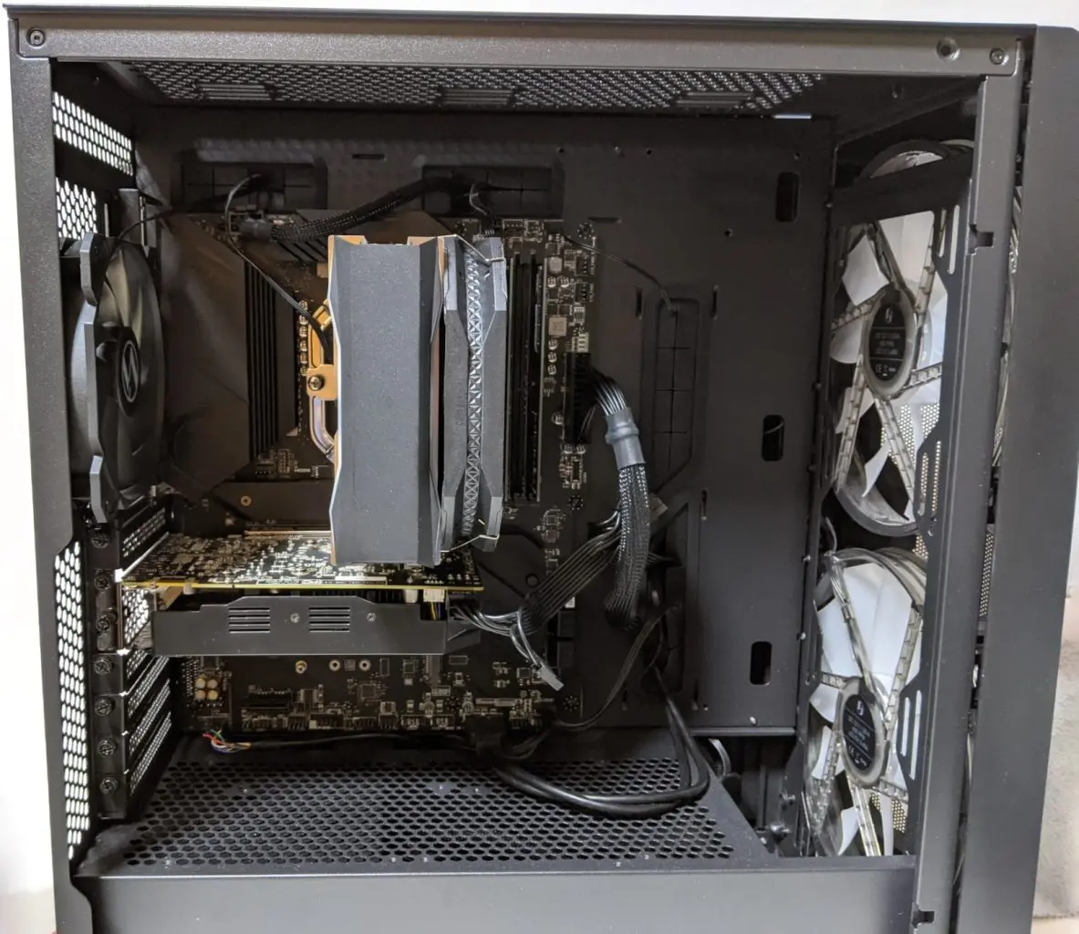 LANCOOL-215X-Review17